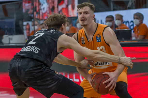 A效力于山 A效力于山